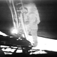 Armstrong bajando las escaleras del módulo Lunar